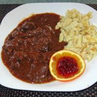 Jelen gul s brusnicami - Hirschgulash mit Preiselbeeren